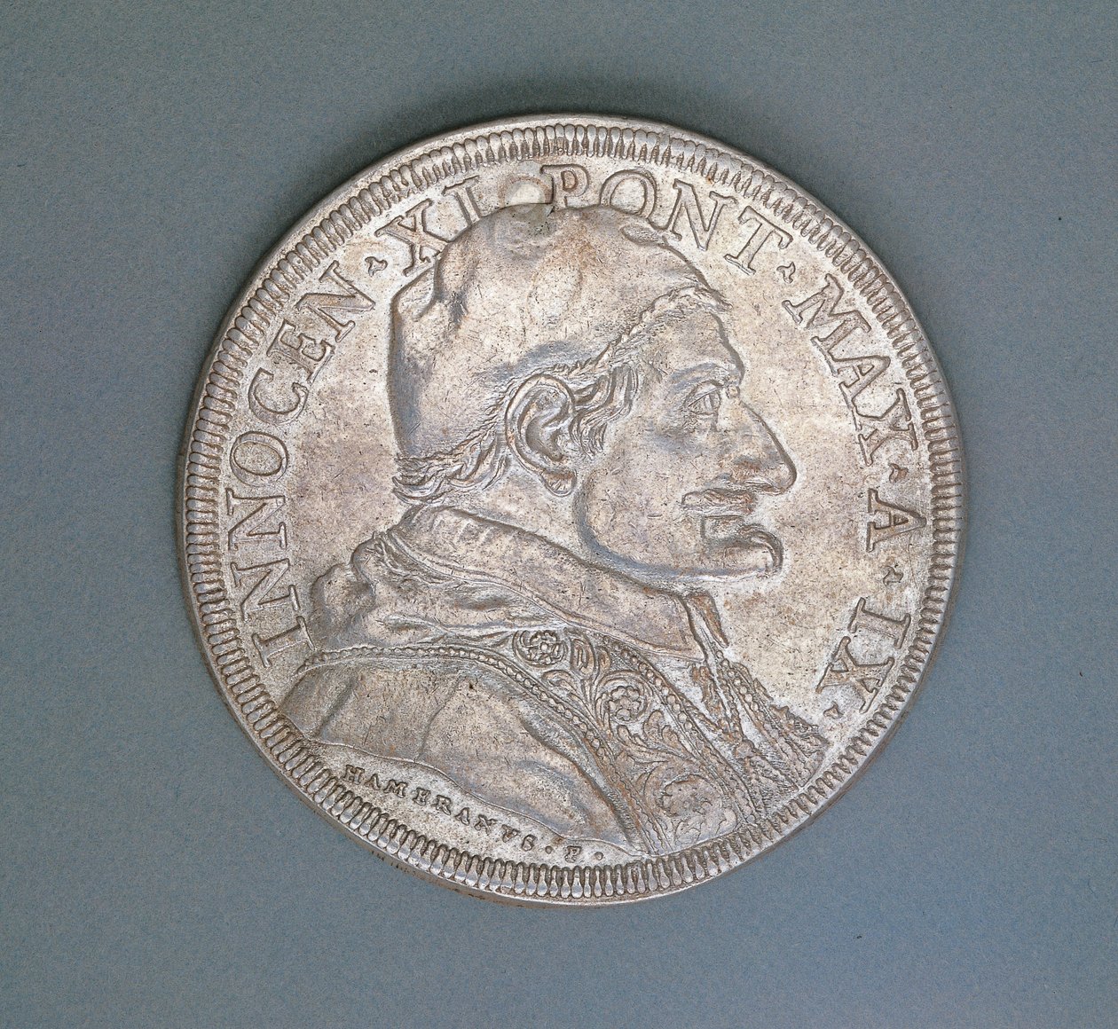 Münze mit Papst Innozenz XI. von Italian School