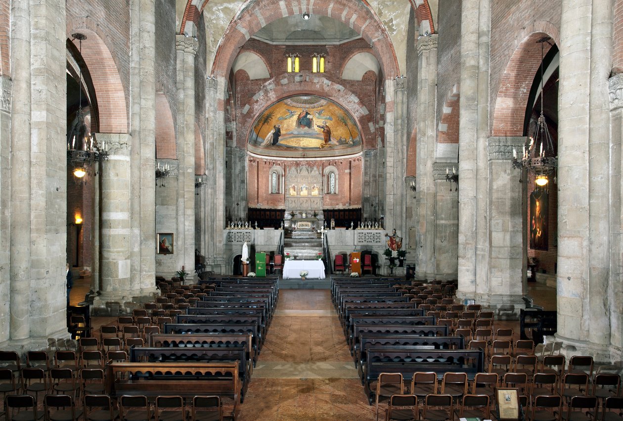 Ansicht vom Kirchenschiff (12. Jahrhundert) von Italian School