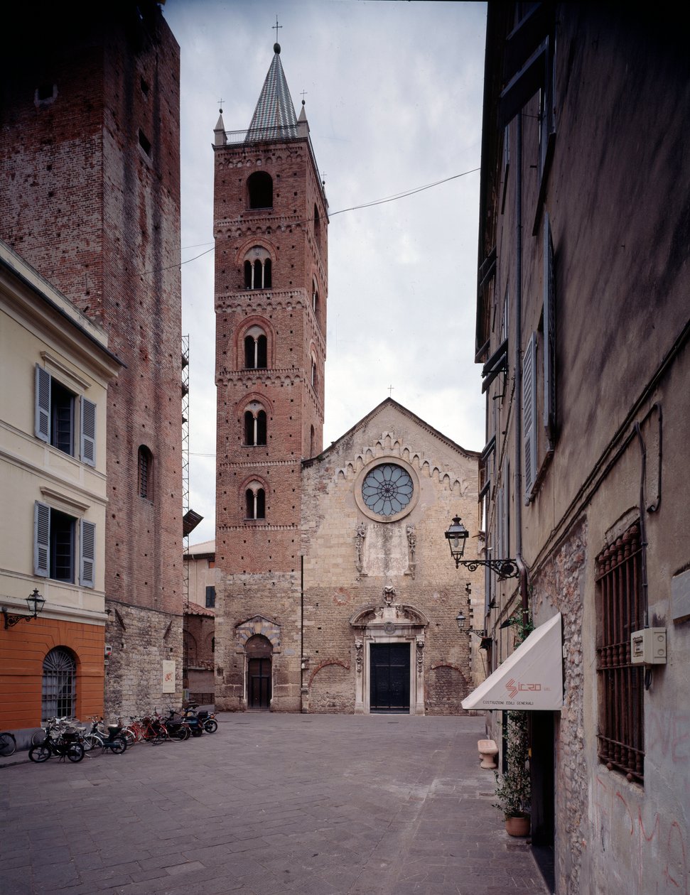 Ansicht der Fassade und des Glockenturms von Italian School