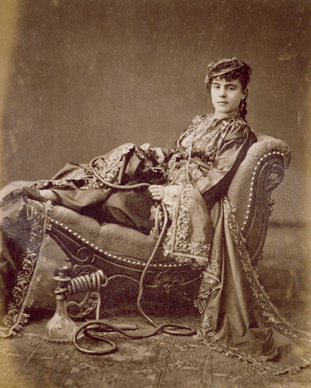 Eine türkische Dame sitzt, um 1880 von J. Pascal Sebah