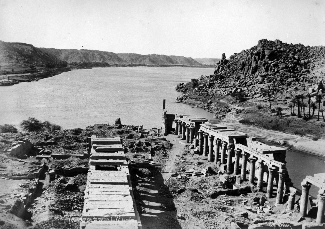 Philae, vom Pylon des Großen Tempels aus gesehen, ca. 1880 von J. Pascal Sebah