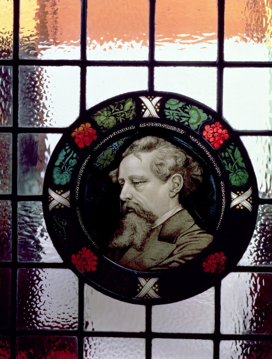 Fenster mit dem Kopf von Charles Dickens als älterer Mann (Buntglas) von J. Winbolt