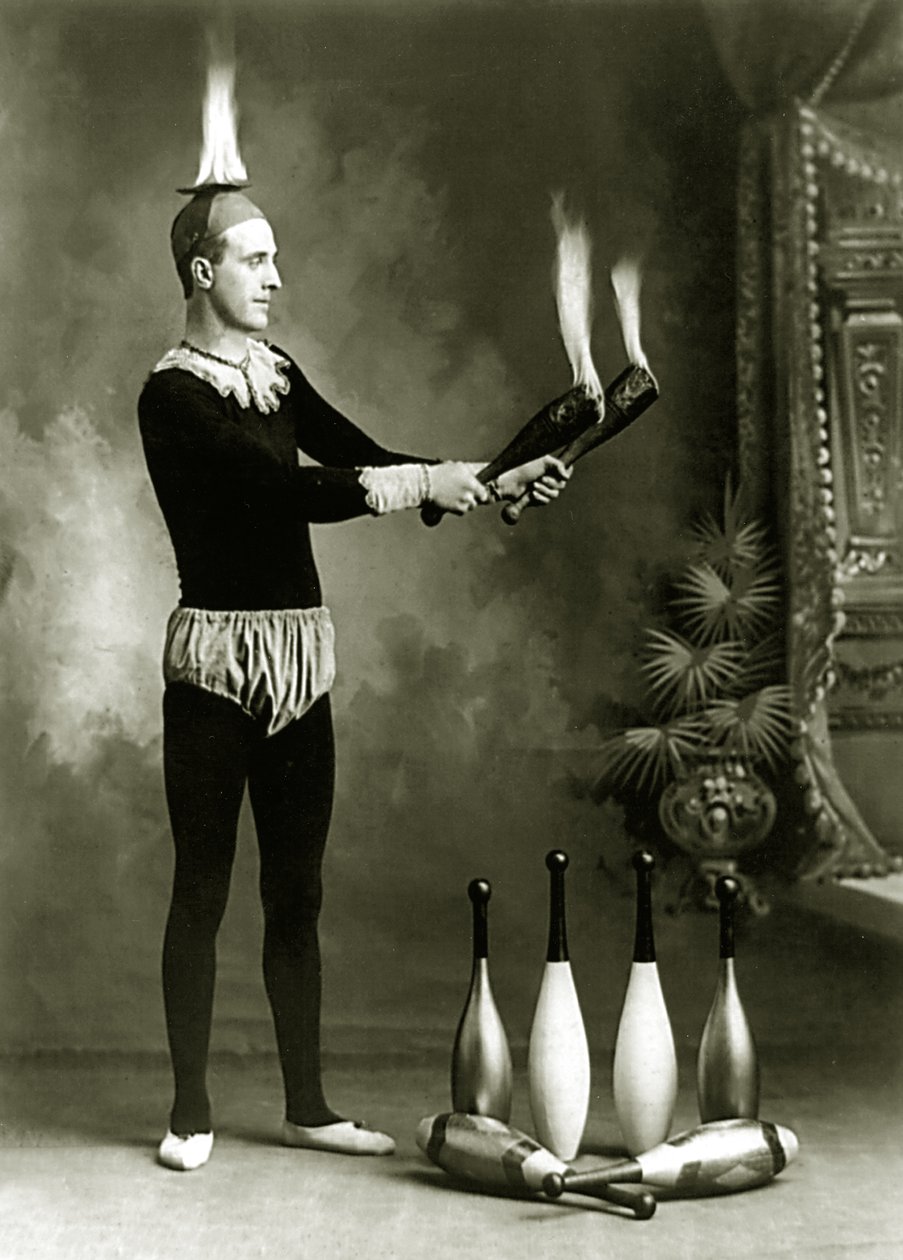 J.T. Doyle, Zirkus- und Karnevalsjongleur mit brennenden Pins und Schale, ca. 1902 von J.E. Pasonault