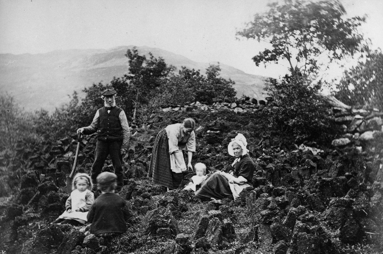 Crofting-Familie beim Torfstechen von James Valentine