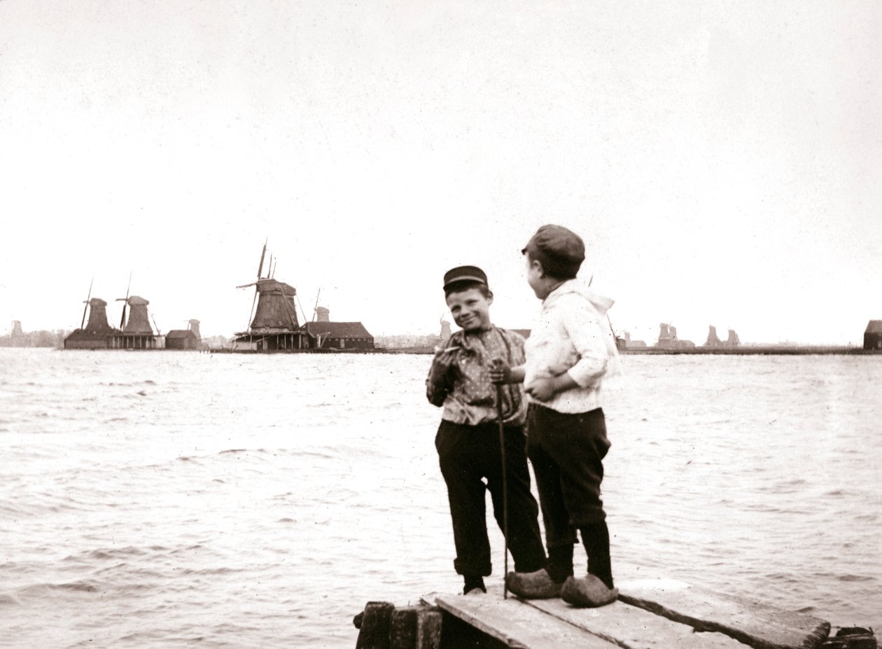 Jungen an einem Kanal, Laandam, Niederlande, 1898 von James Batkin
