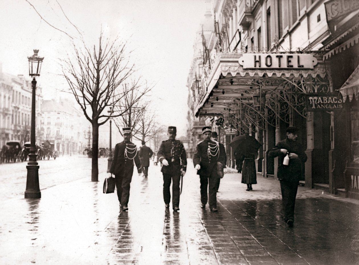 Wachen auf der Straße, Brüssel, 1898 von James Batkin
