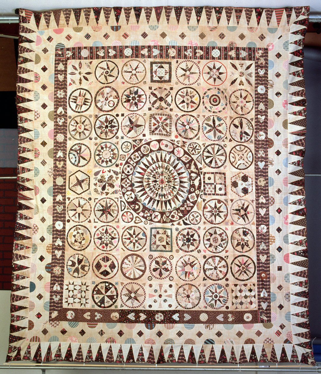 Patchwork-Bettdecke, Irland, 1850-60 von Jane Pizar