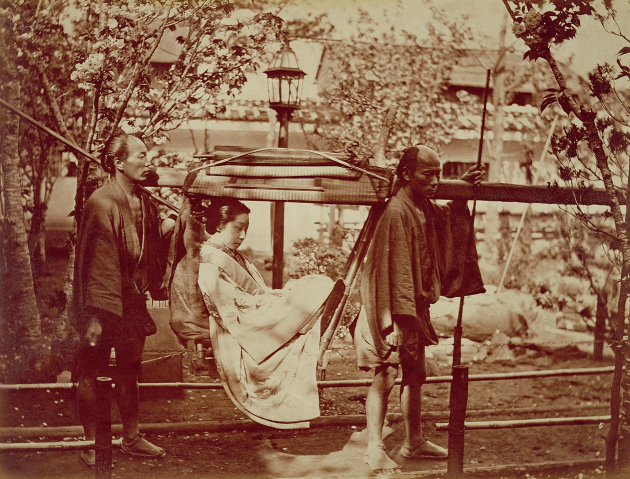 Eine Geisha wird in einer Sänfte getragen von Japanese Photographer