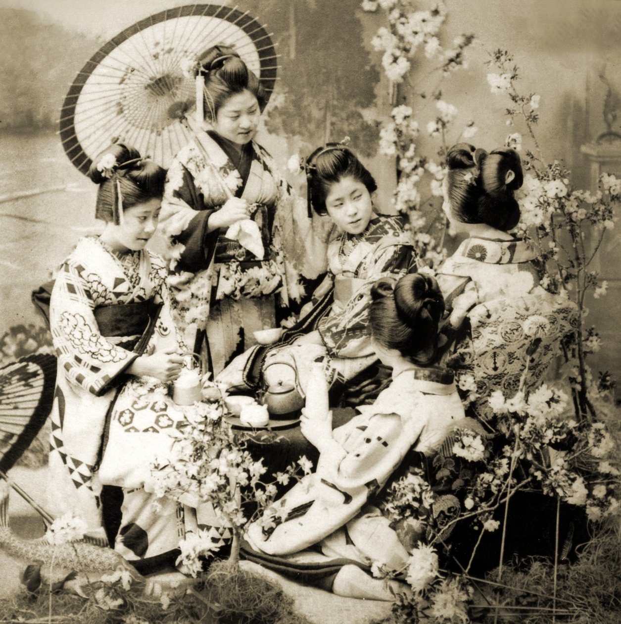 Unter den Kirschblüten, um 1900 von Japanese Photographer