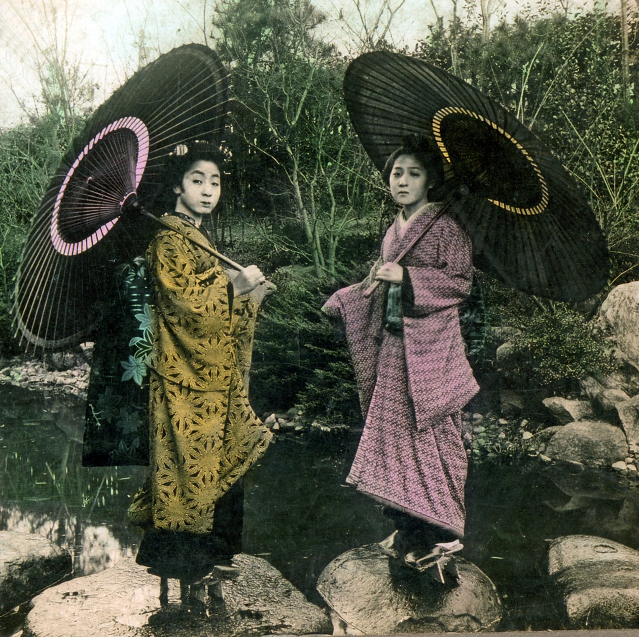 Gekleidet für einen Regentag, um 1900 von Japanese Photographer