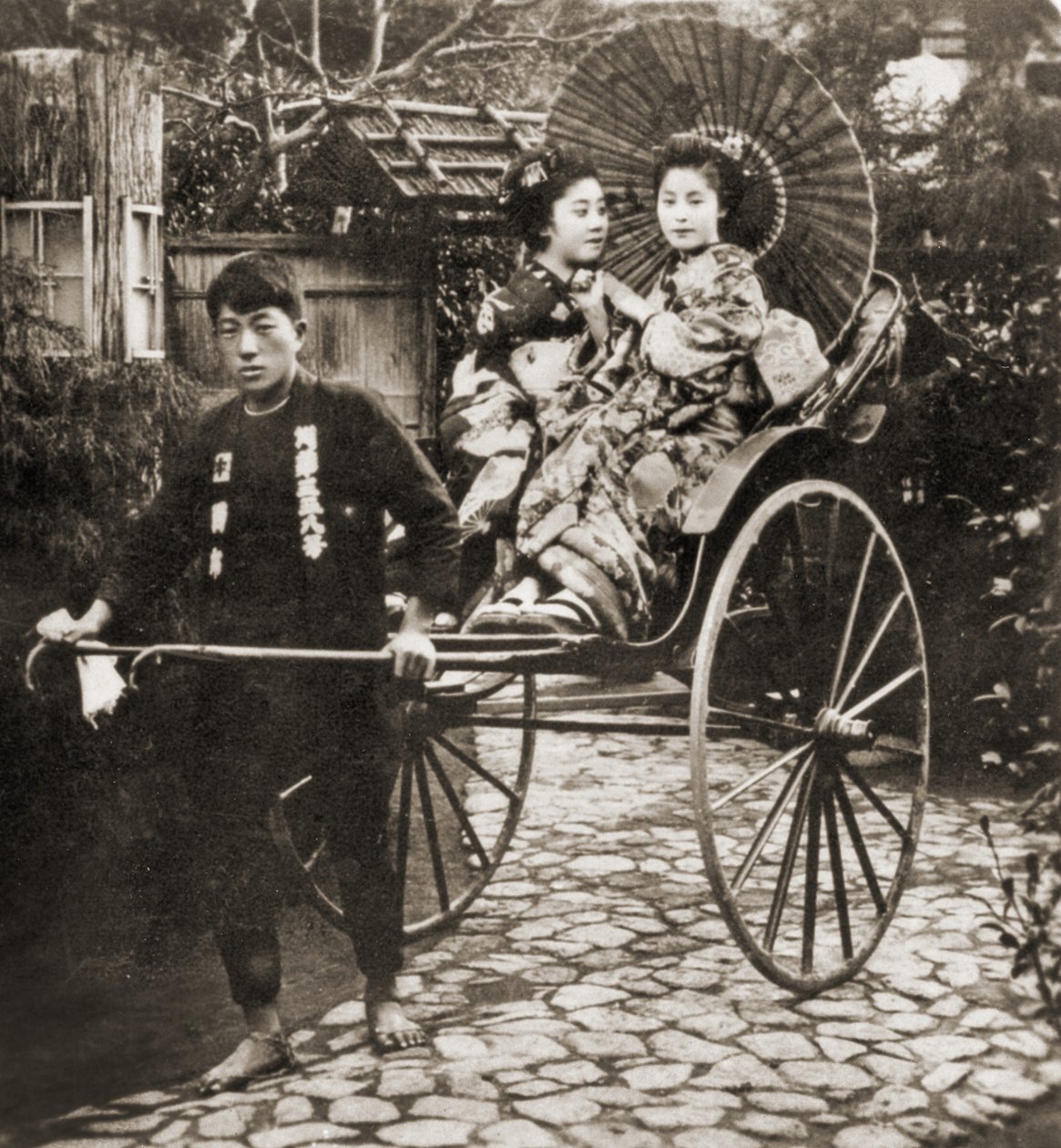 Läufer zieht zwei Geishas auf einer Rikscha in Japan, um 1900 von Japanese Photographer