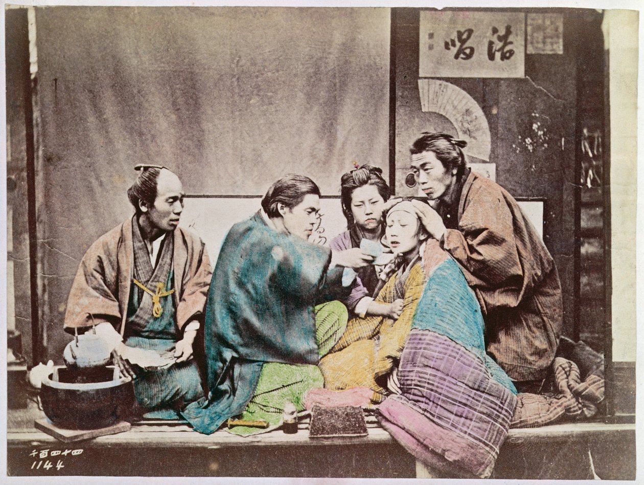 Szene der traditionellen Medizin, um 1880 von Japanese Photographer