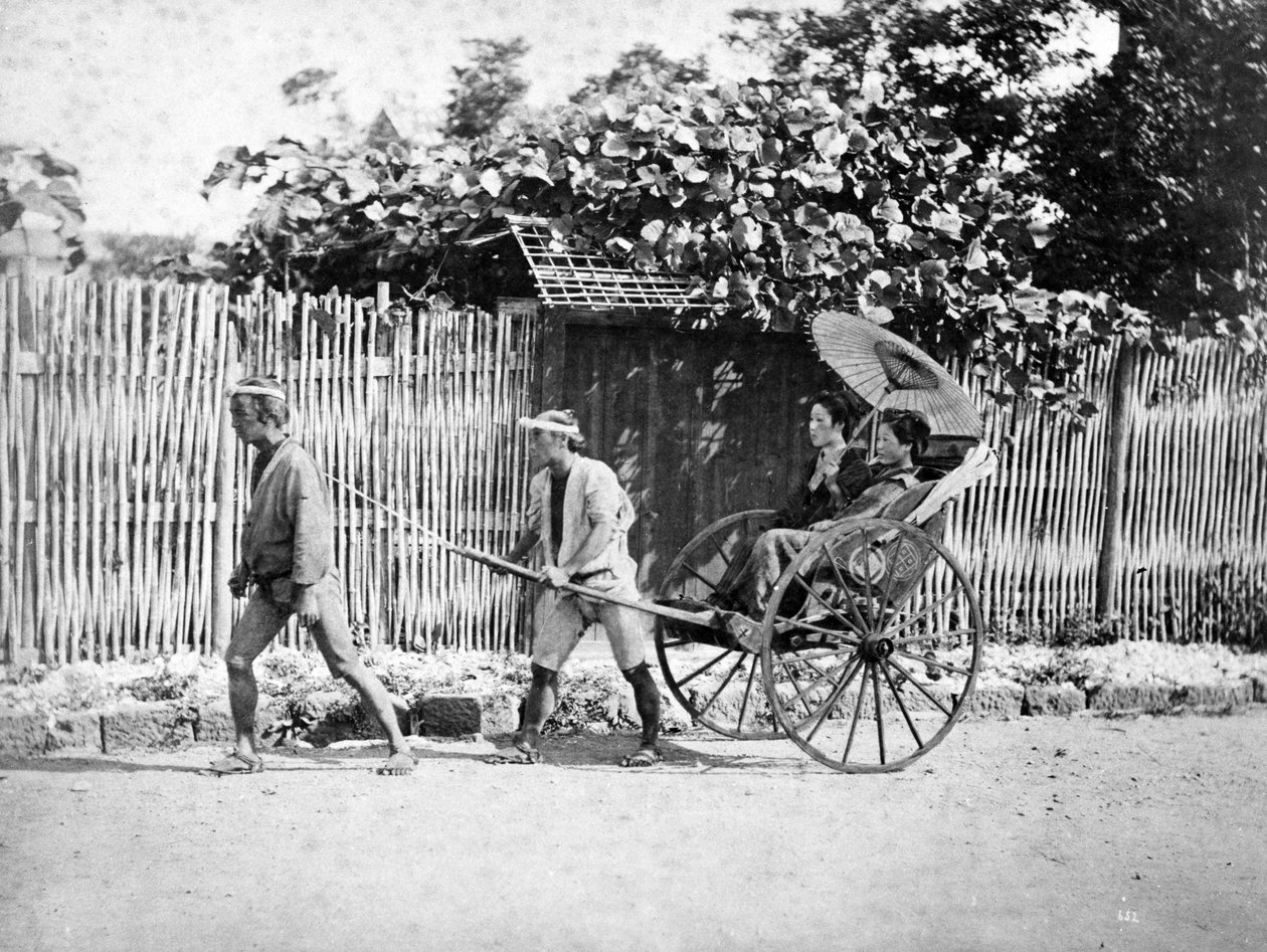Zwei Mädchen in einer Rikscha, ca. 1860-80 von Japanese Photographer