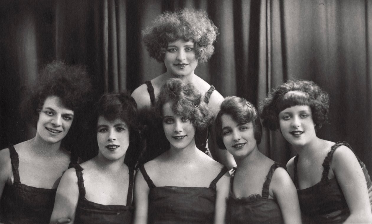Eine Tanz- oder Theatergruppe, ca. 1900-1929 von Jerome Ltd