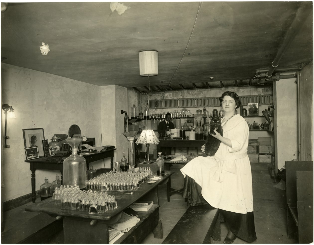Ann Haviland, Parfümeurin, ca. 1915-28 von Jessie Tarbox Beals