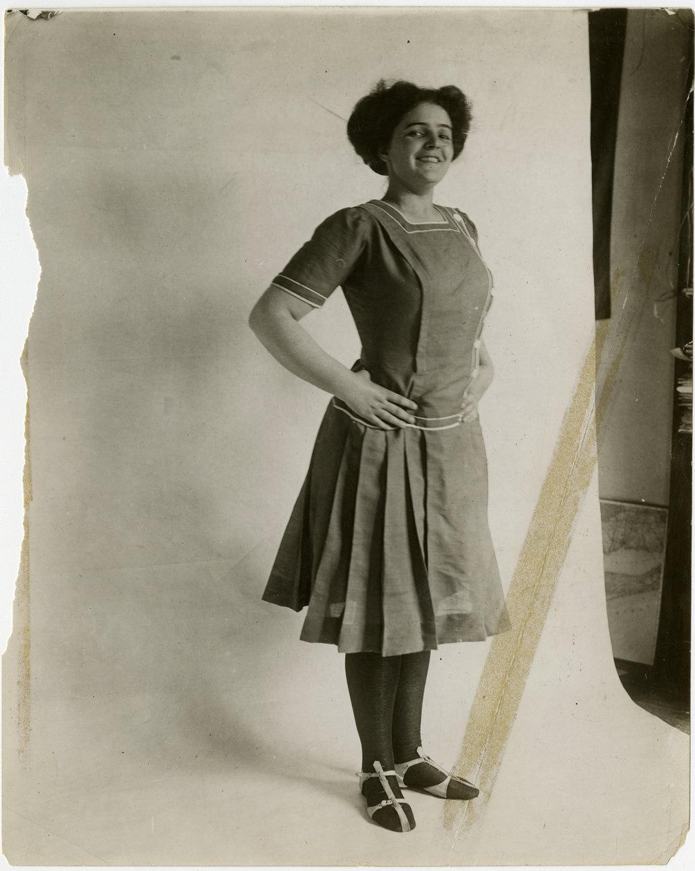 Modell mit in die Hüften gestemmten Armen, ca. 1905-11 von Jessie Tarbox Beals