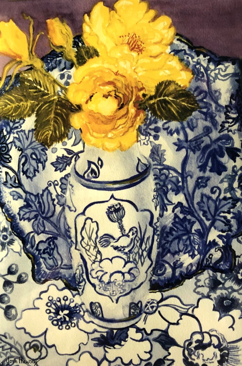 Gelbe Rosen in einer blau-weißen Vase mit gemusterten blau-weißen Textilien von Joan Thewsey