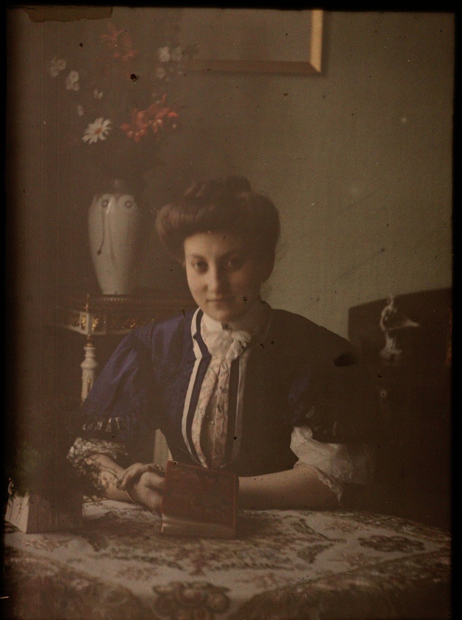 Frau am Tisch von Johannes Hendrikus Antonius Maria Lutz