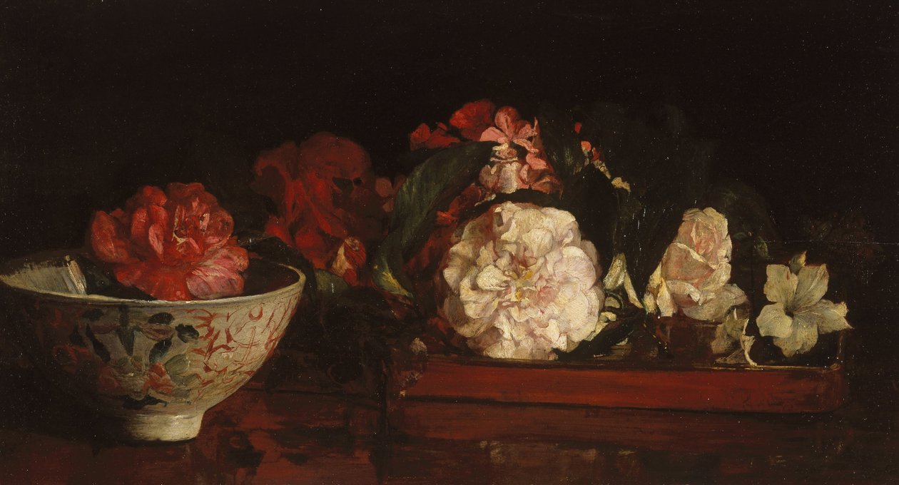 Blumen auf einem japanischen Tablett auf einem Mahagonitisch von John La Farge or Lafarge