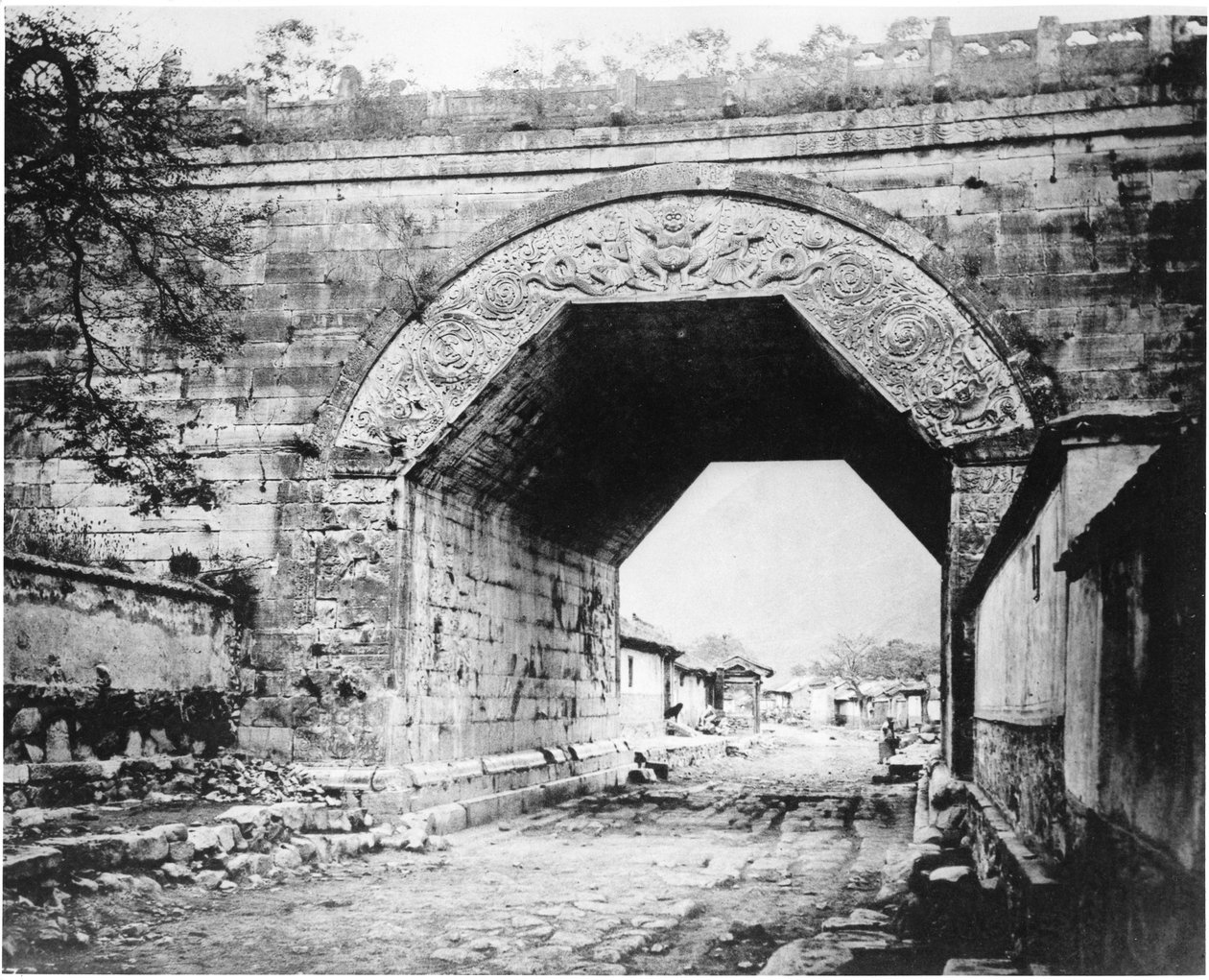 Antiker buddhistischer Bogen in Kew-Yung-Kwan, ca. 1867-72 von John Thomson