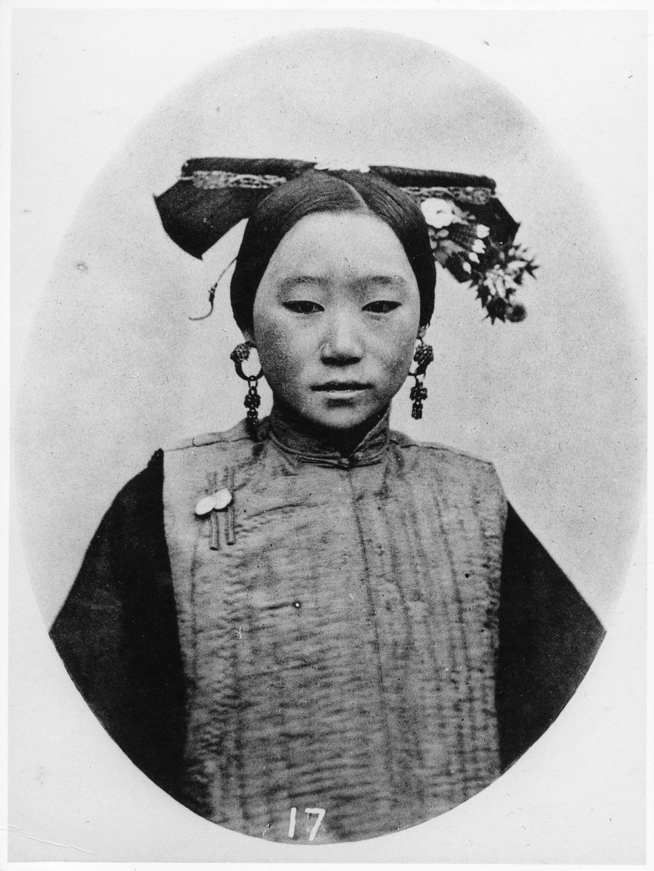 Vorderansicht der Frisur einer verheirateten Mandschu-Matrone, ca. 1867-72 von John Thomson