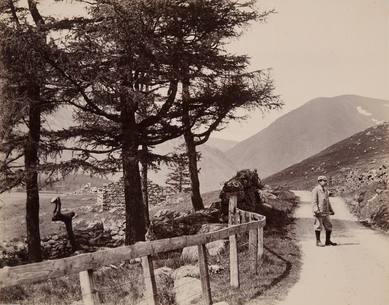 Clova - Ruinenhäuser, 1895 von John Edward Alyosius Steggall