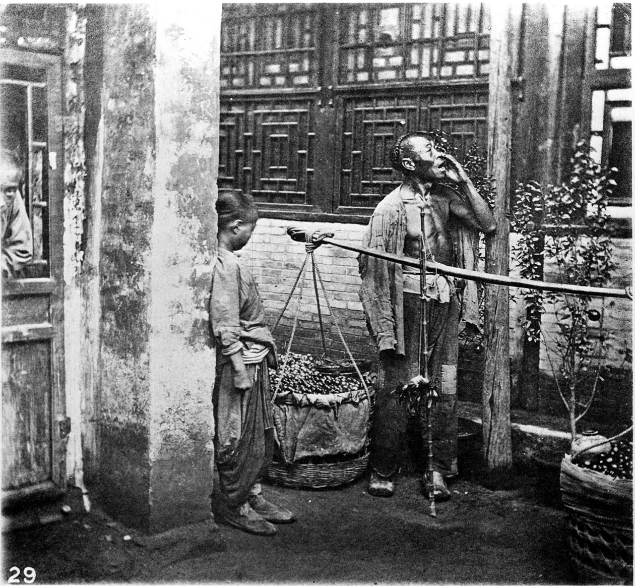 China, Schrei des Händlers, ca. 1870 (Foto) von John Thomson