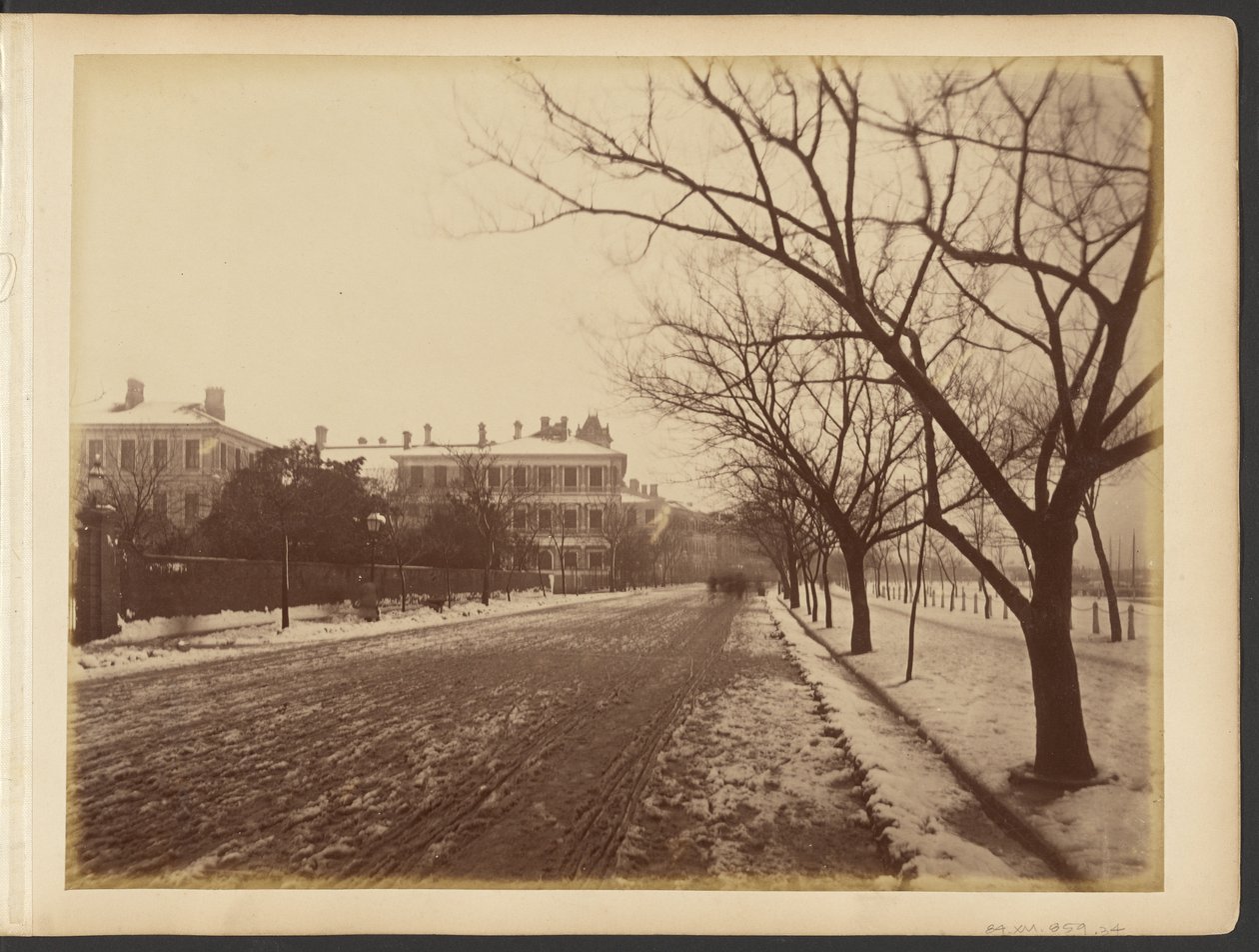 [Verschneite Straße] von John Thomson