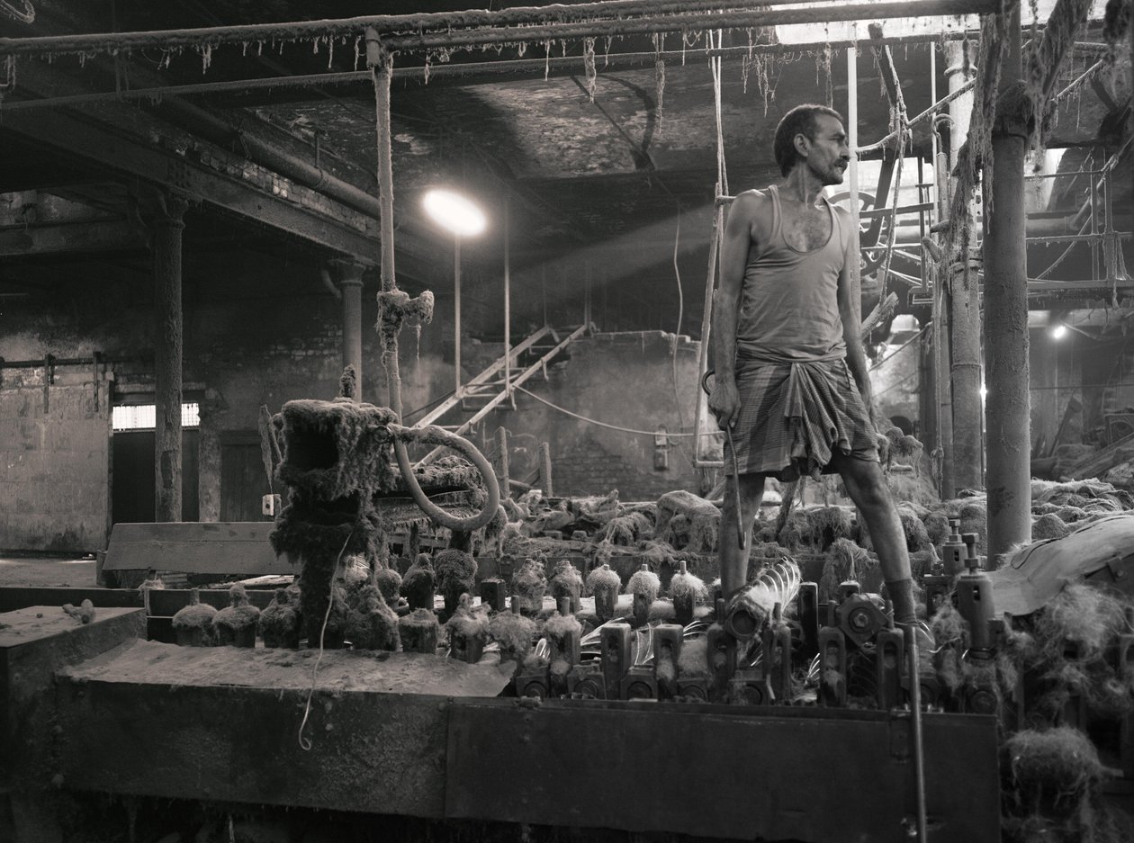 Jutefabrik, Kolkata, Indien, 2017 von Jon Nicholson