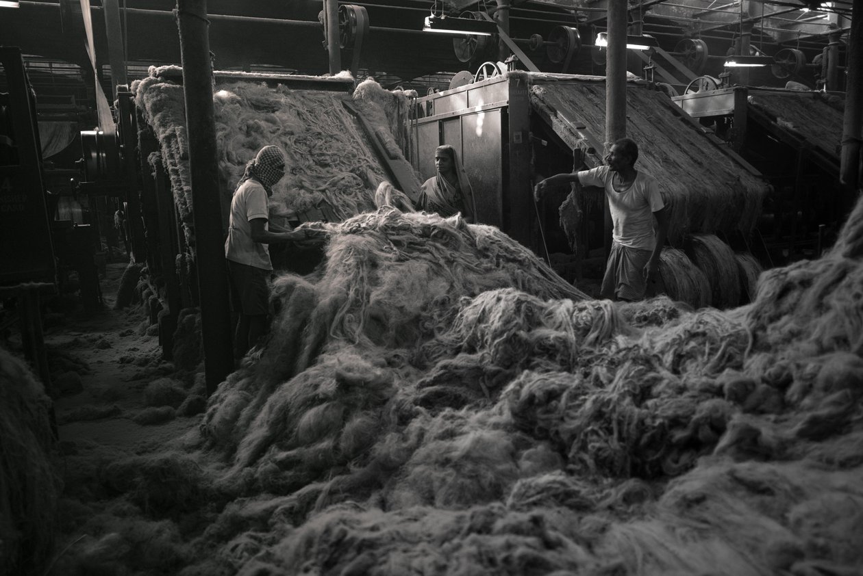 Jutefabrik, Kolkata, Indien, 2017 von Jon Nicholson