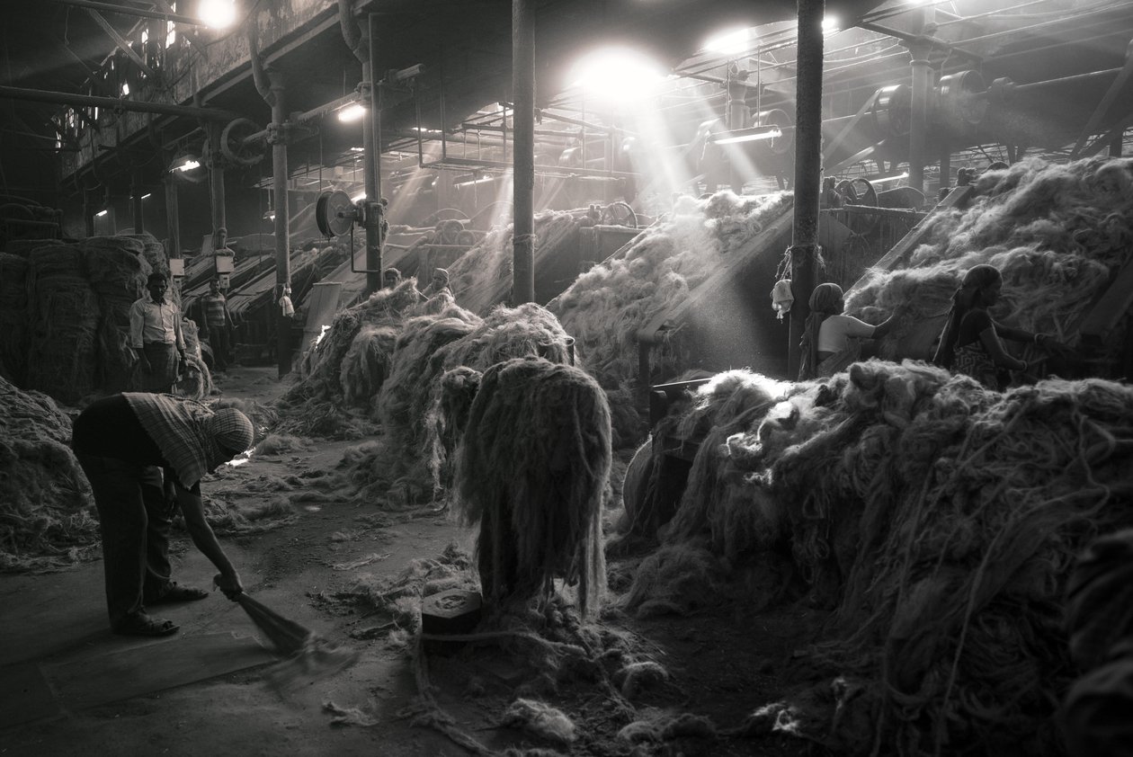 Jutefabrik, Kolkata, Indien, 2017 von Jon Nicholson
