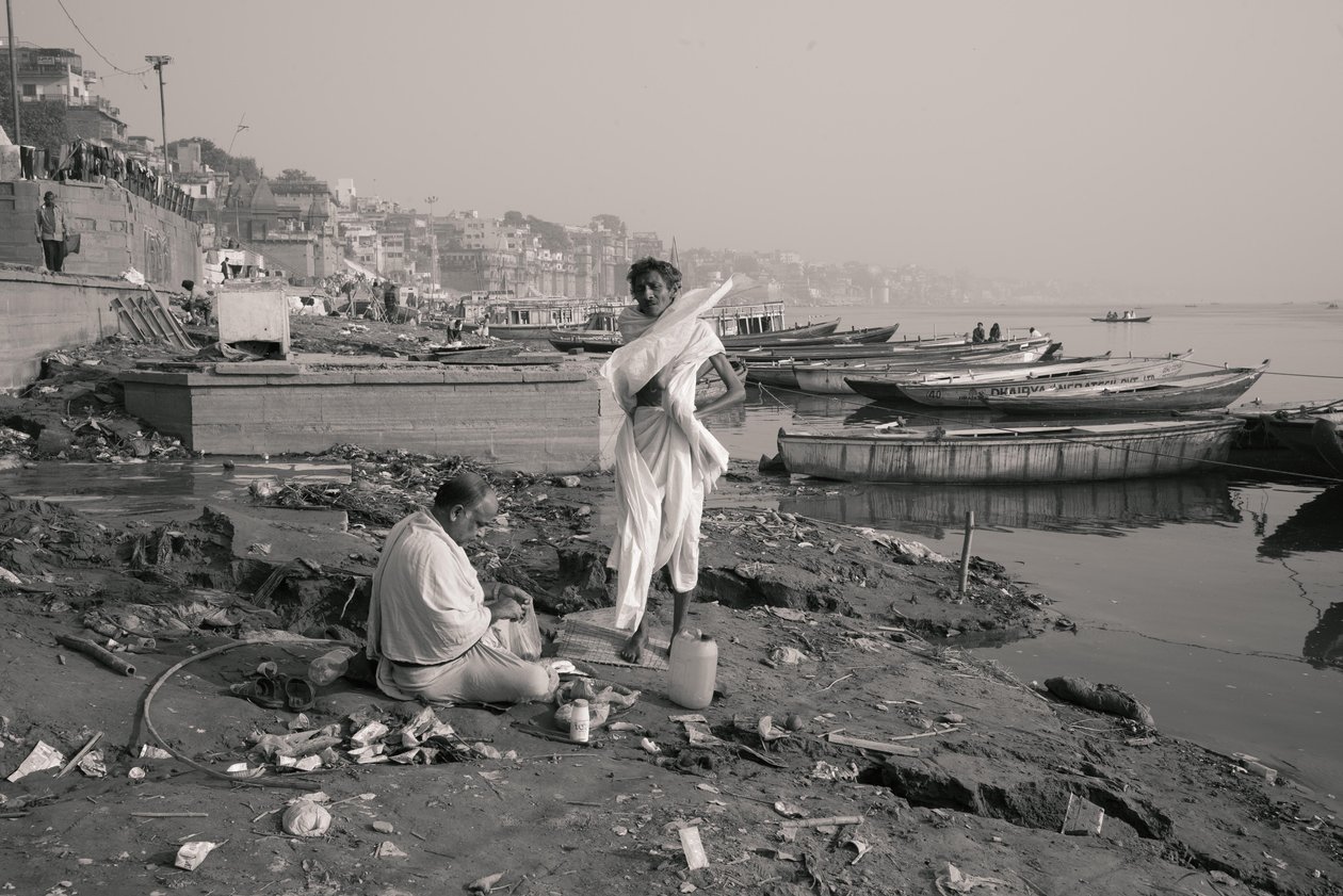 Manikarnika Ghat, Varanasi, 2016 von Jon Nicholson