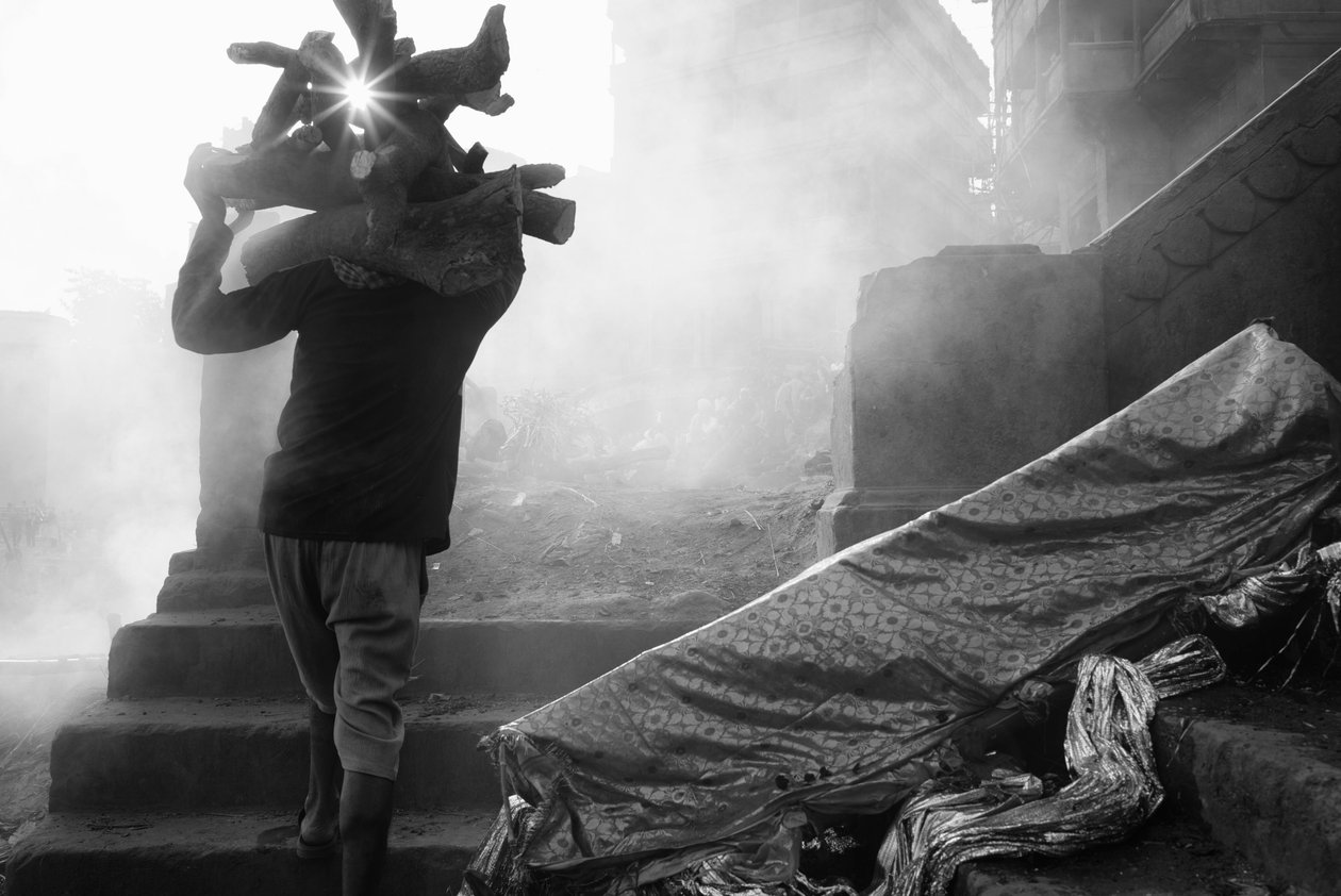 Manikarnika Ghat, Varanasi, 2016 von Jon Nicholson