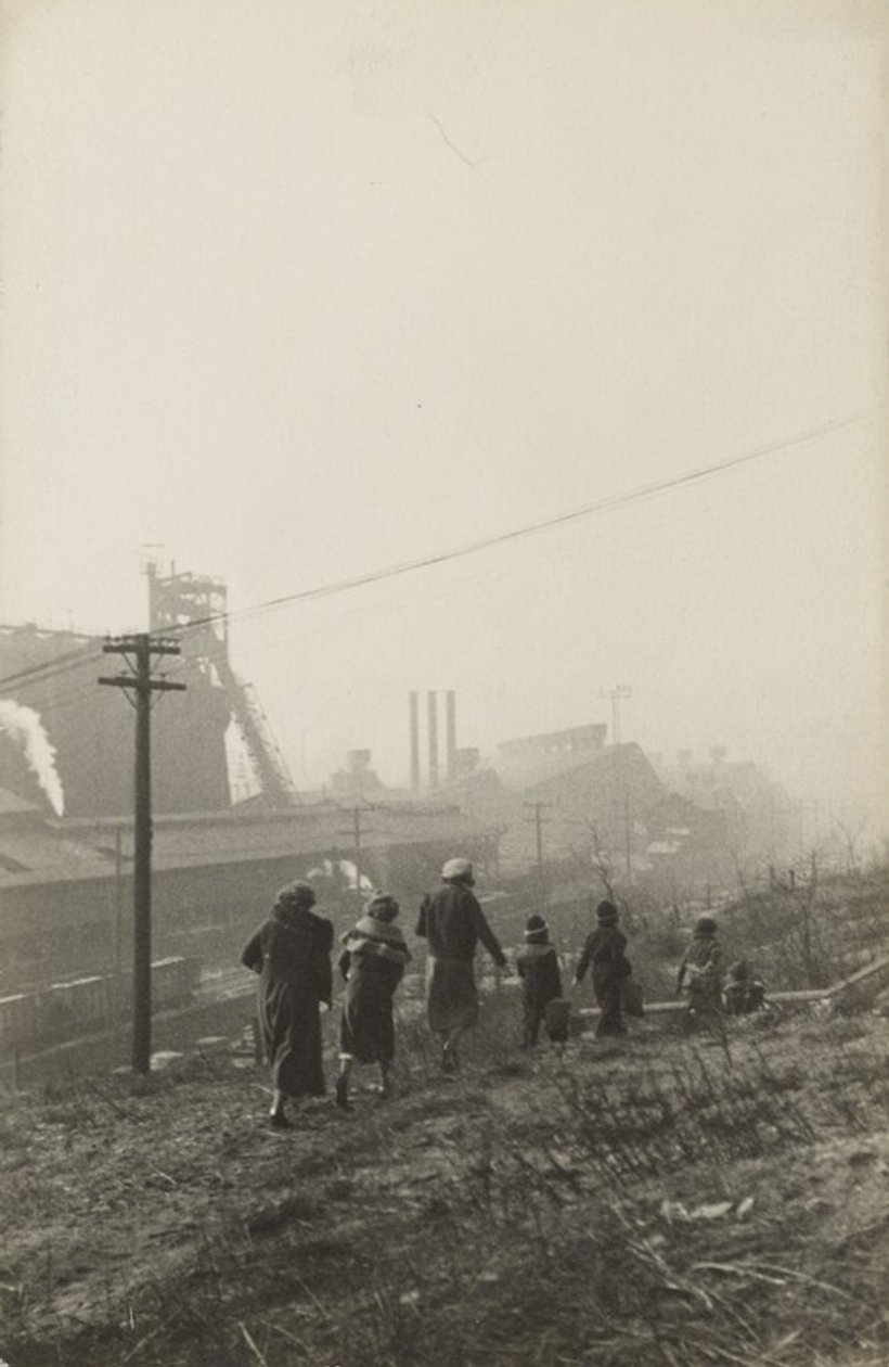 [Frauen in der Nähe eines Industriekomplexes] von José Alemany