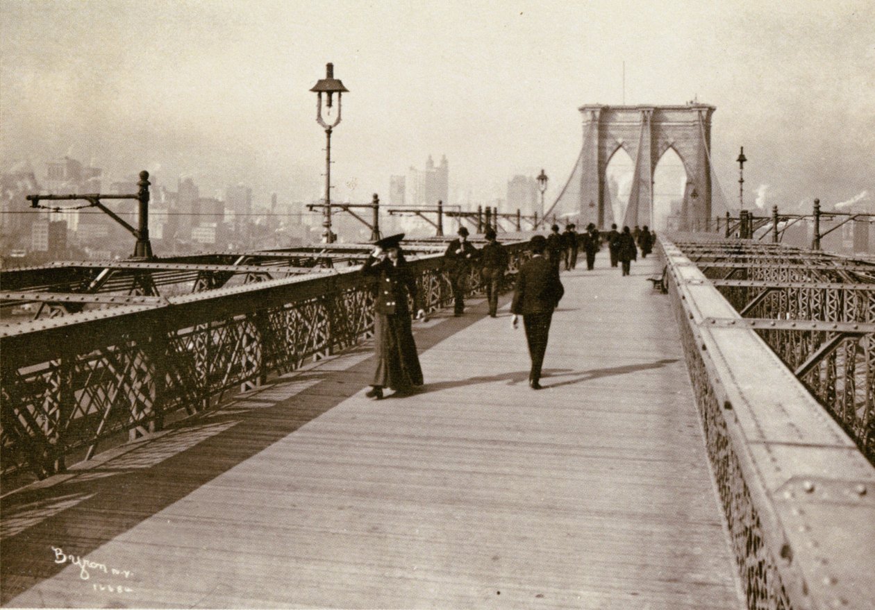 Die Brooklyn Bridge Promenade, Blick Richtung Manhattan, 1903 von Joseph Byron