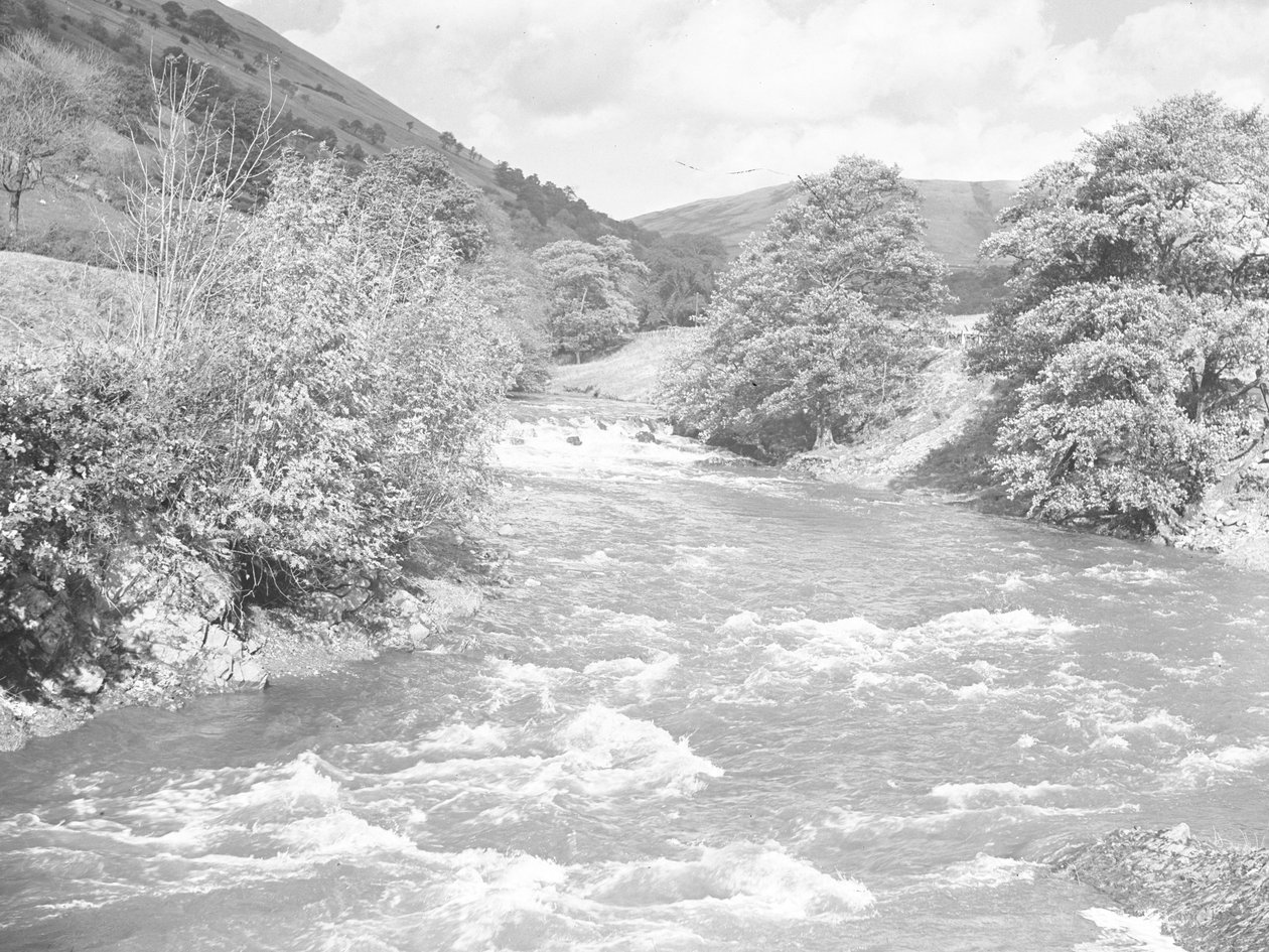 Ein starker Fluss/Bach durchschneidet die Landschaft von Joseph Hardman