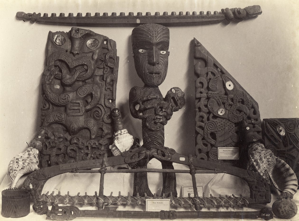 Artefakte im Auckland Museum, ca. 1890 von Josiah Martin