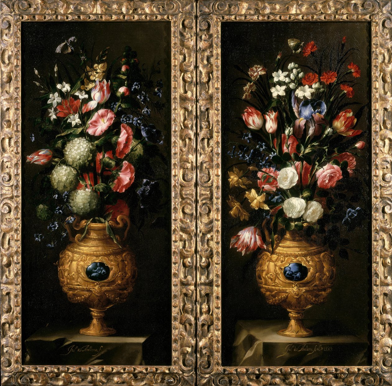 Paar Stillleben von Blumen in dekorativen Goldvasen mit Lapislazuli-Kartuschen von Juan de Arellano