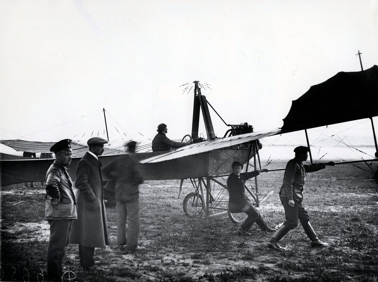 Ein Flugzeug startet oder landet auf einem Flugplatz in der Nähe von St. Petersburg, 1911 von Karl Karlovich Bulla