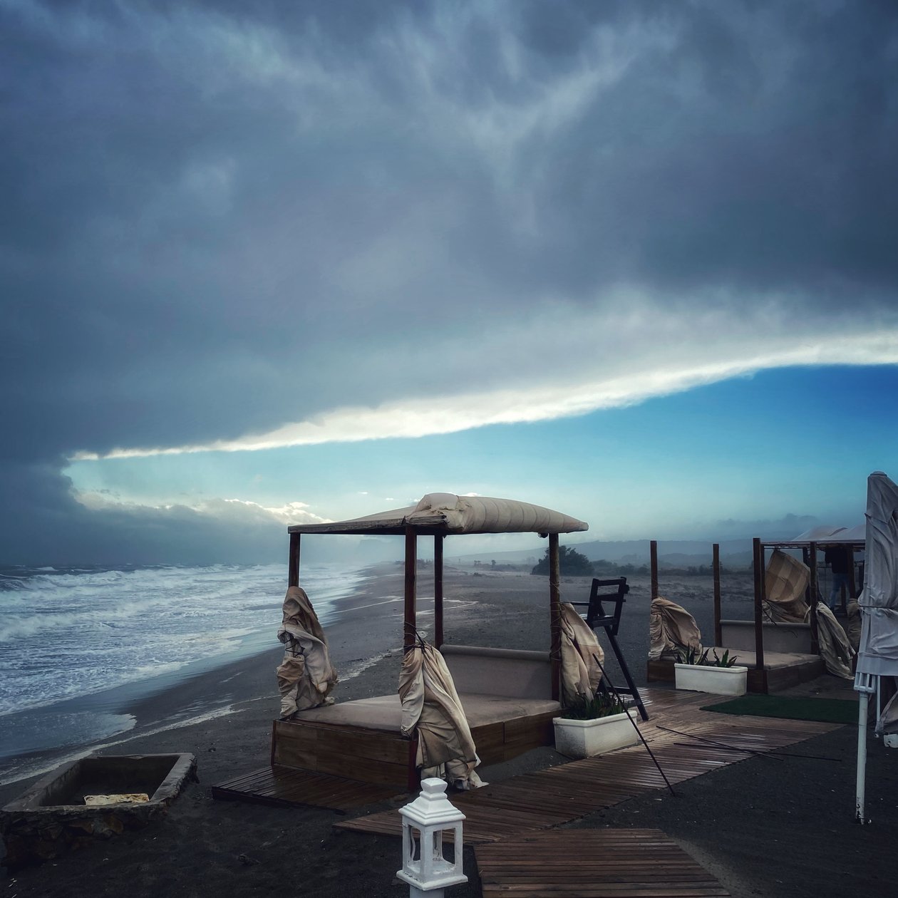 Surrealer stürmischer Winterstrand von Katha Wood