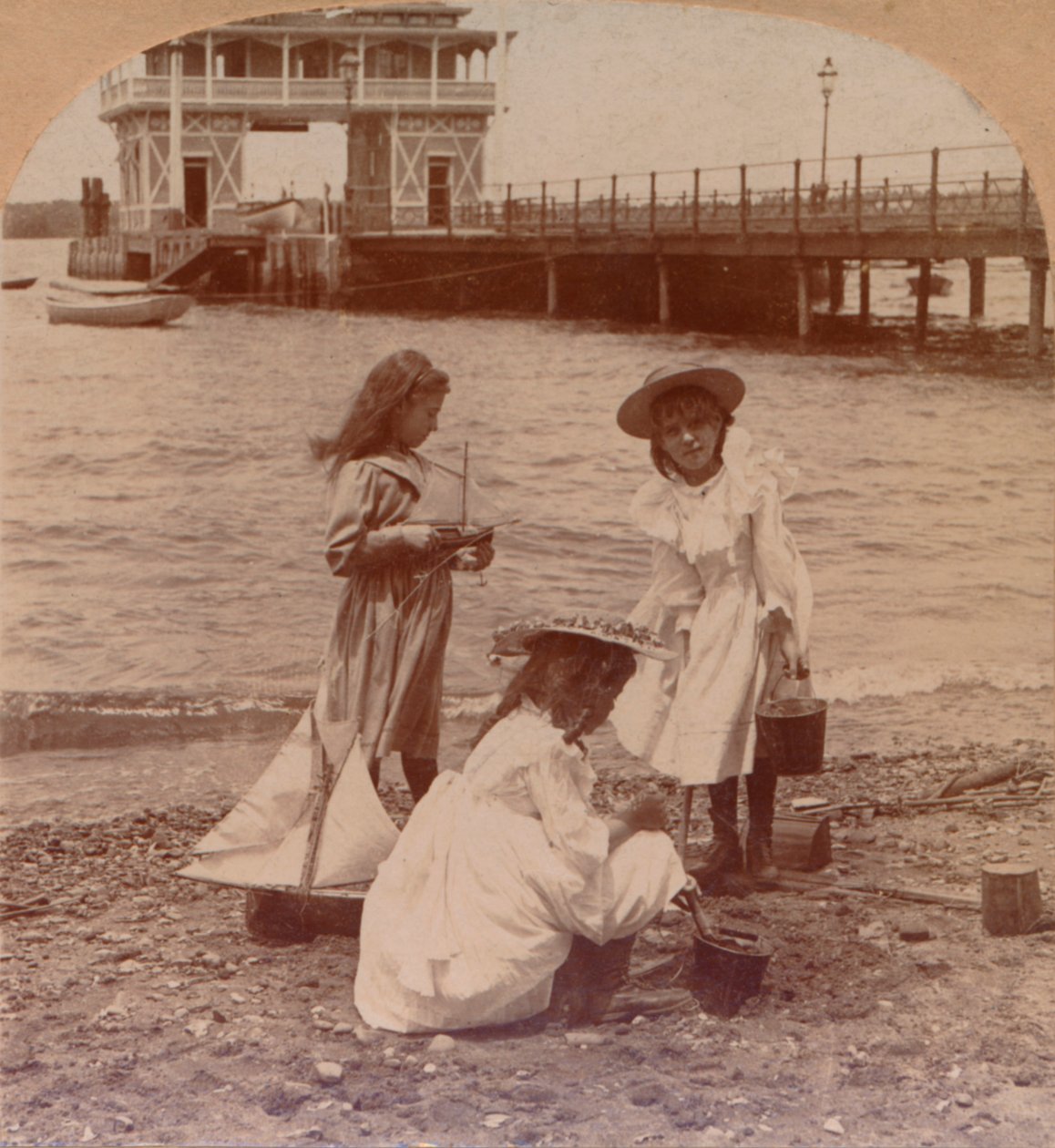 Am Strand spielen, um 1900 von Keystone View Company