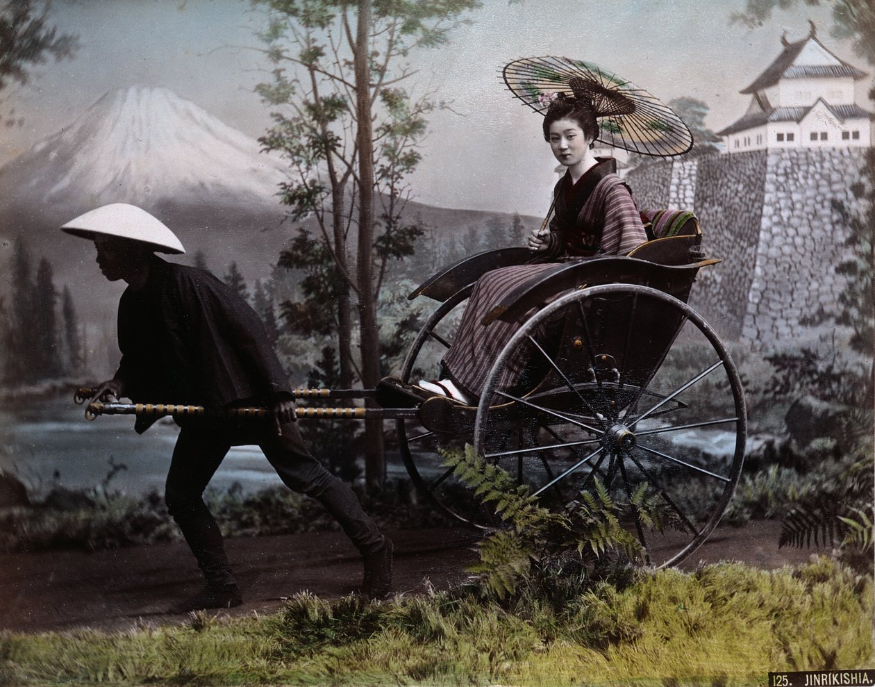Junge japanische Frau in einer Rikscha, ca. 1890 von Kusakabe Kimbei