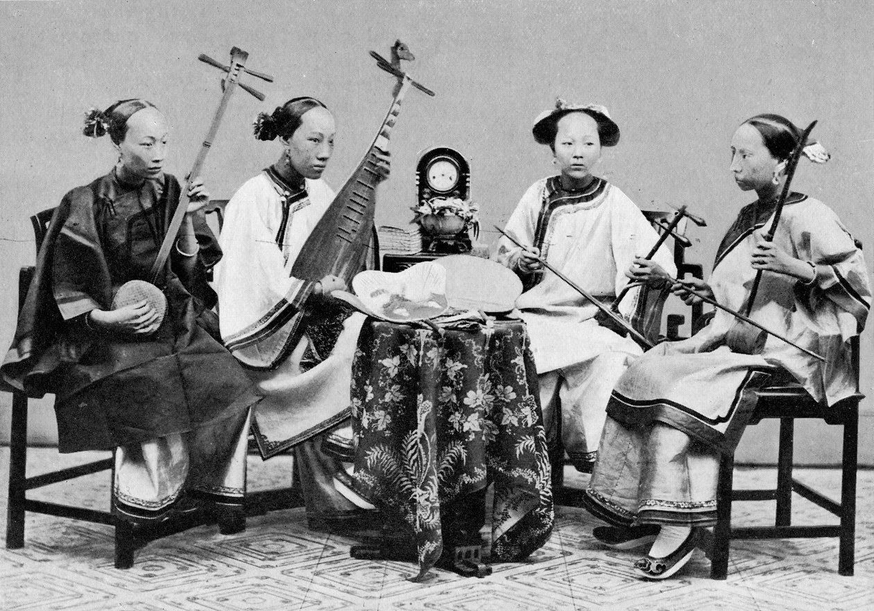 Weibliche Musikerinnen mit traditionellen chinesischen Musikinstrumenten in Hongkong, ca. 1885 von Lai Afong