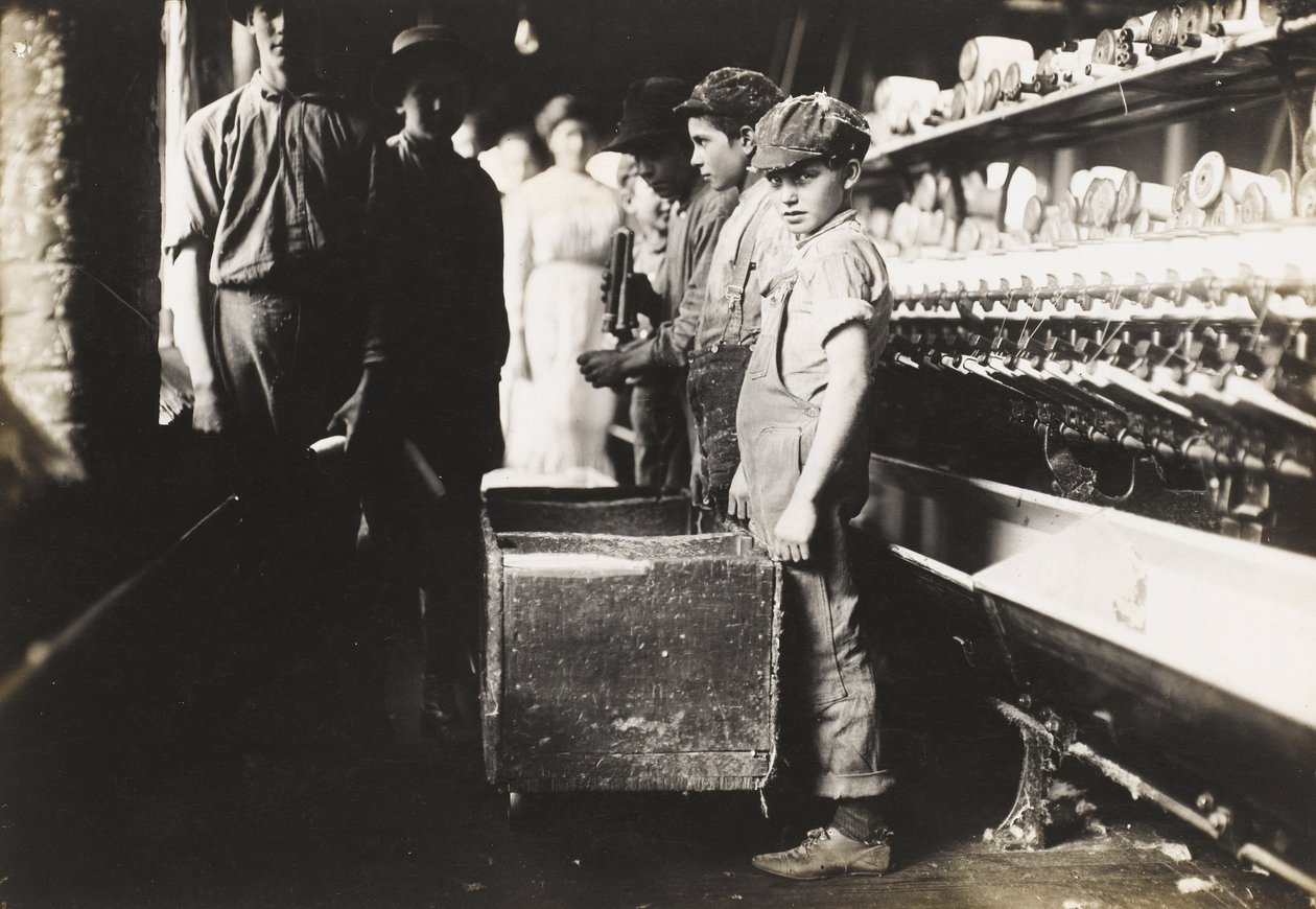 Junge Doffer in den Elk Cotton Mills, Fayetteville, Tennessee von Lewis Wickes Hine