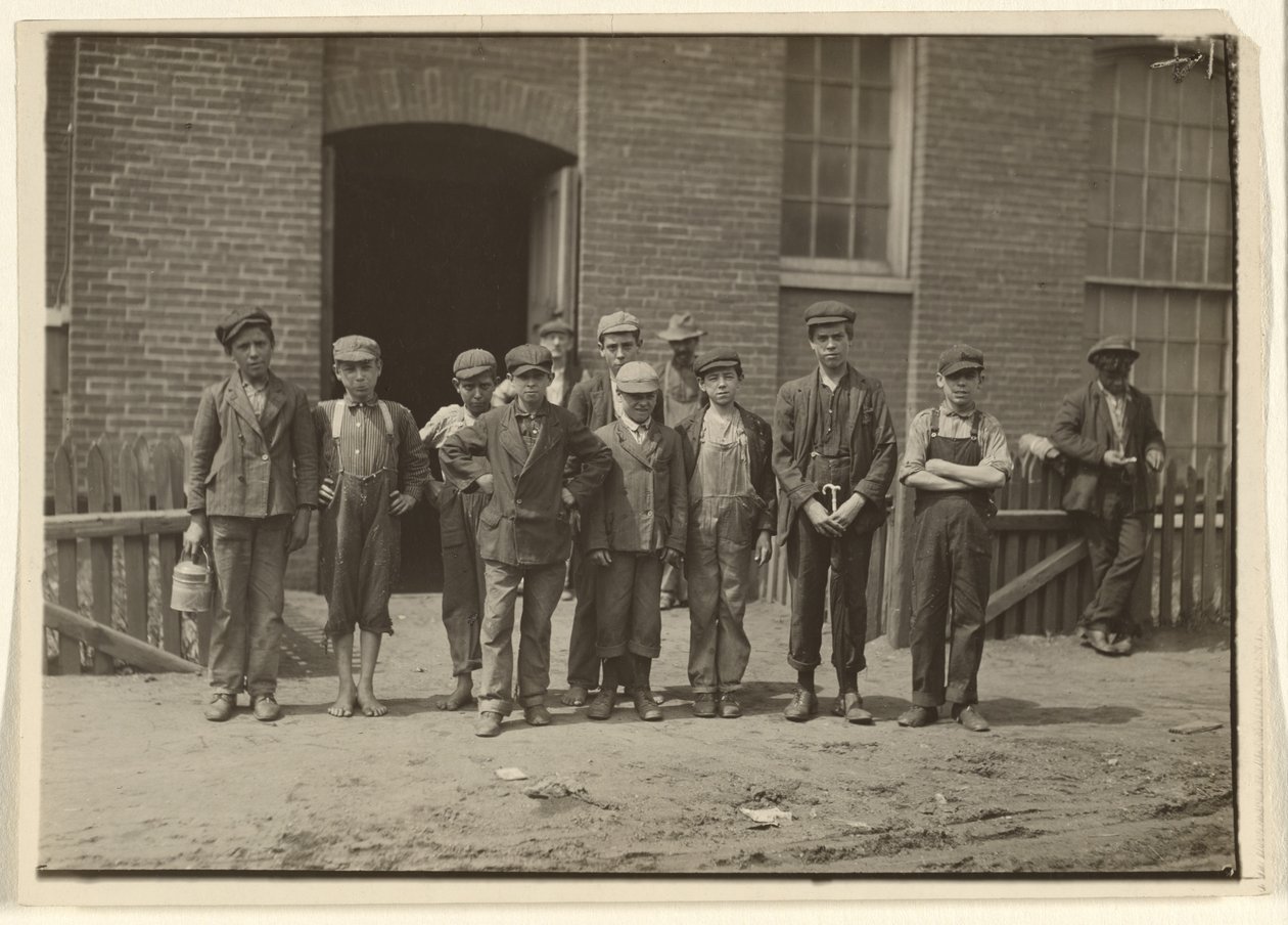 Mitarbeiter der Mühle außerhalb der Mühle, Massachusetts von Lewis W. Hine