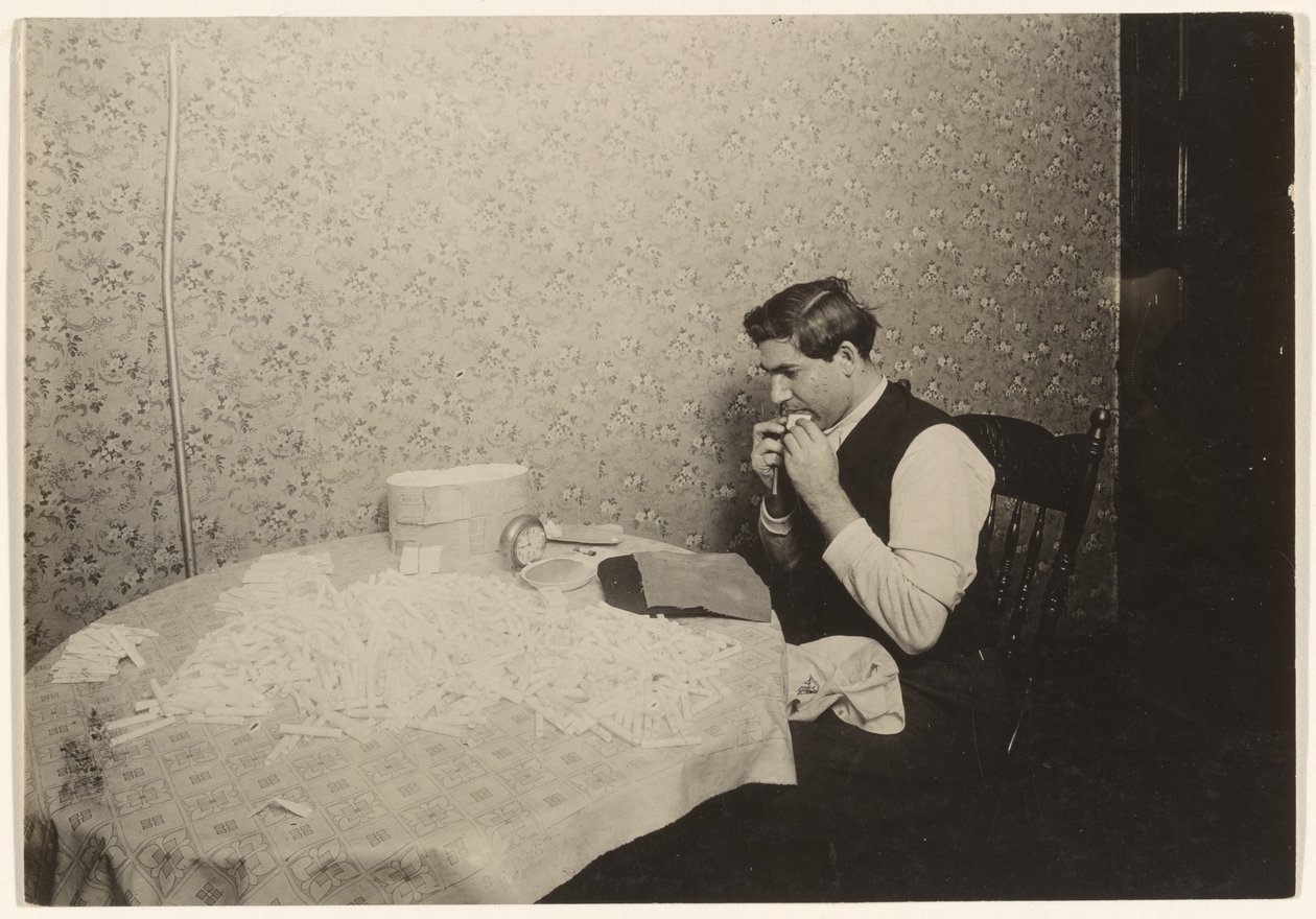 Zigarettenrollen in N.Y. Mietshaus von Lewis W. Hine