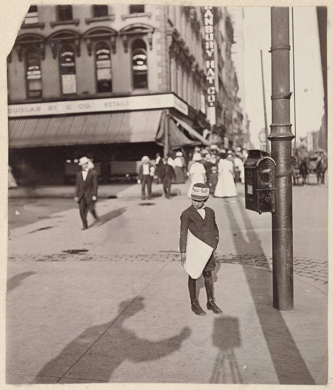 [Selbstporträt mit Zeitungsjunge] von Lewis W. Hine
