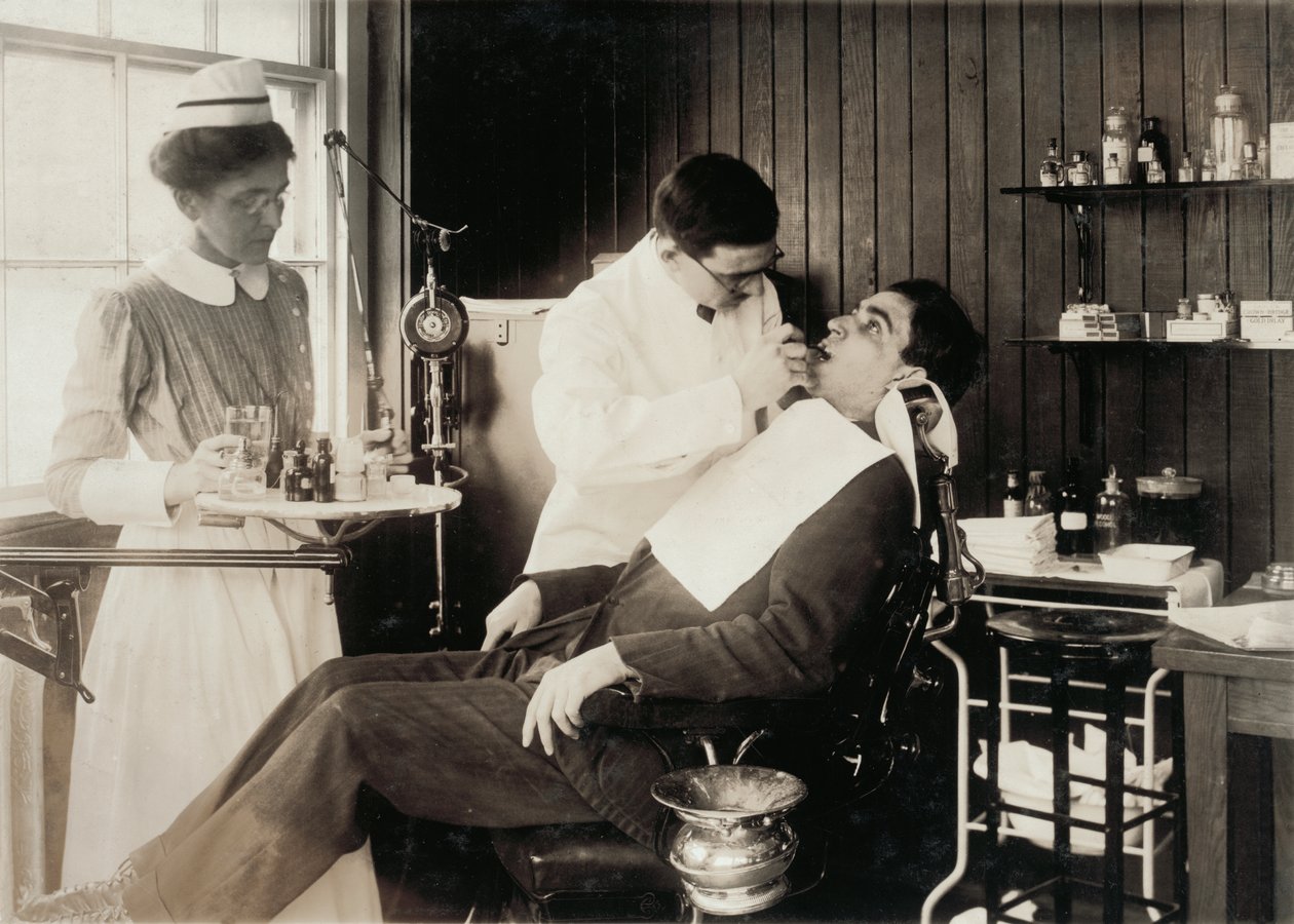 Patient bei der Zahnbehandlung von Lewis Wickes Hine