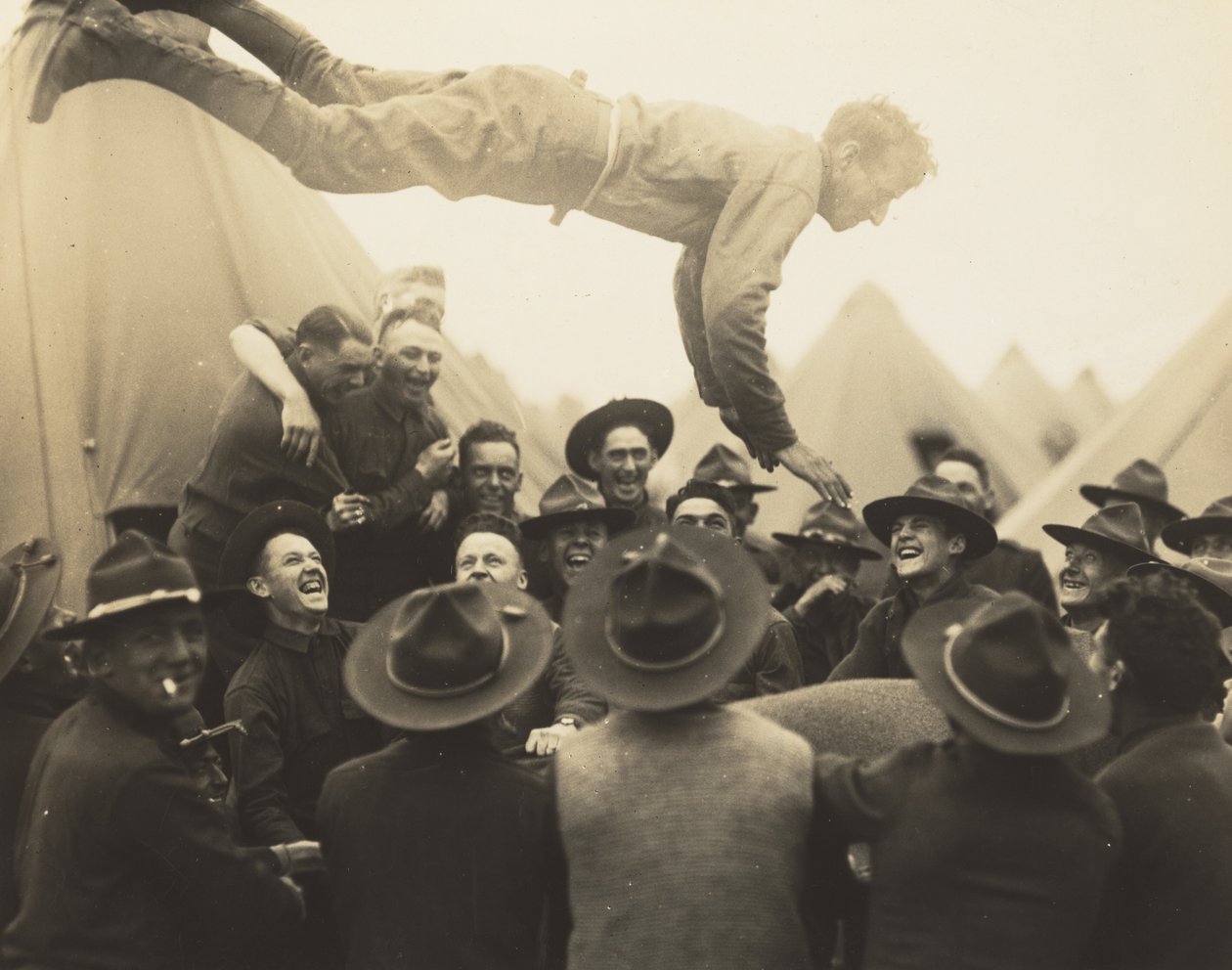 Soldat in die Luft geworfen, 1917. von Lewis Wickes Hine