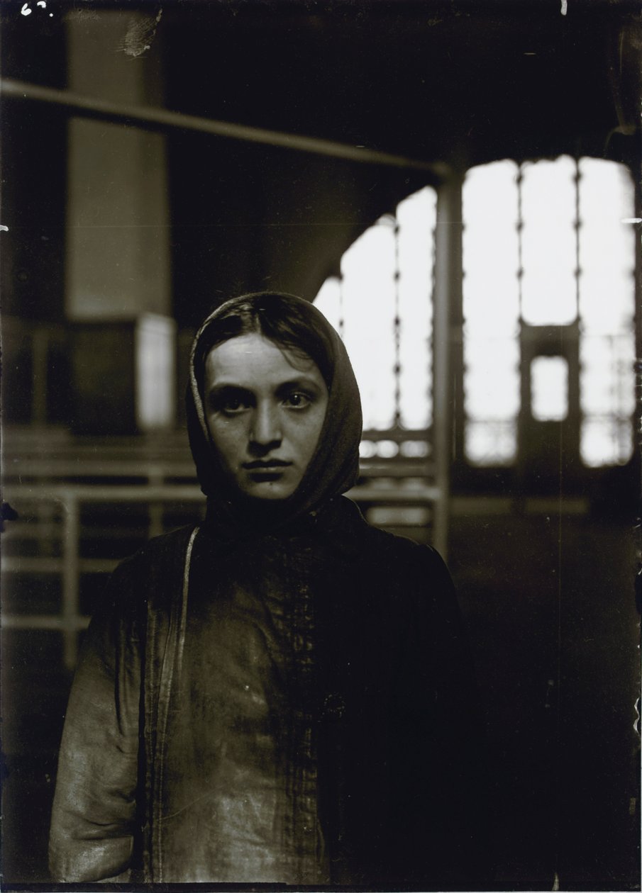 Junge russische Jüdin, Ellis Island, 1905 von Lewis Wickes Hine